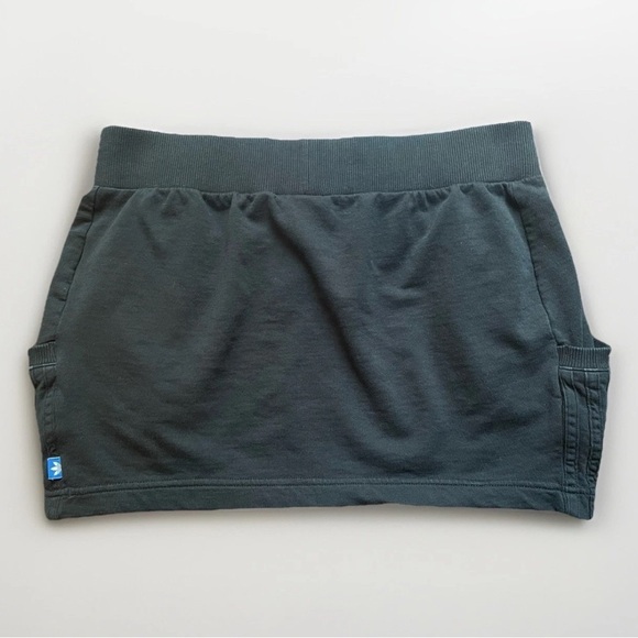 Vintage Adidas Women’s Mini Skirt Black Size Medium 3 Stripes Embroidered Logo - Picture 3 of 6